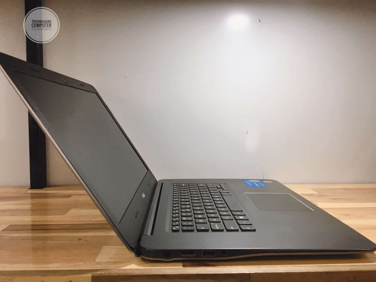 mặt bên Laptop Dell Inspiron 7548