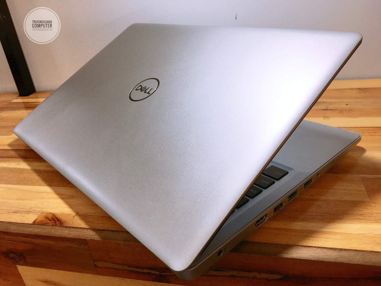 Thiết kế sang trọng của laptop Dell inspiron 5570 i7-8550U 