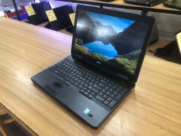 Thiết kế laptop Dell Latitude E5540 cũ