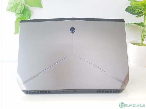 dell-alienware-15-r2-core-i7-6700hq-5