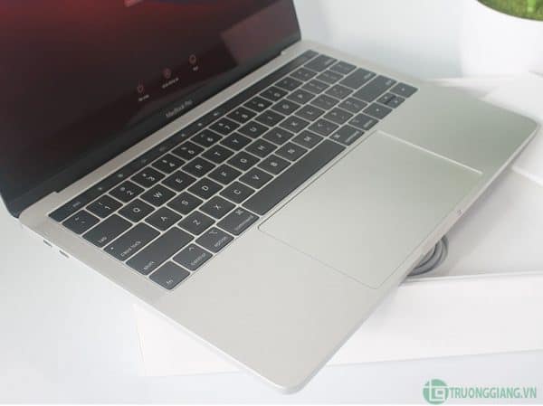 macbook-pro-13-muhp2-touch-bar-i5-2019-10