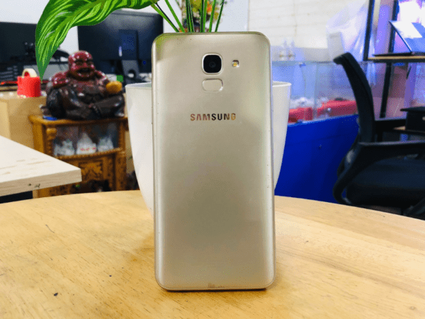 Thiết kế Samsung J6 cũ 3