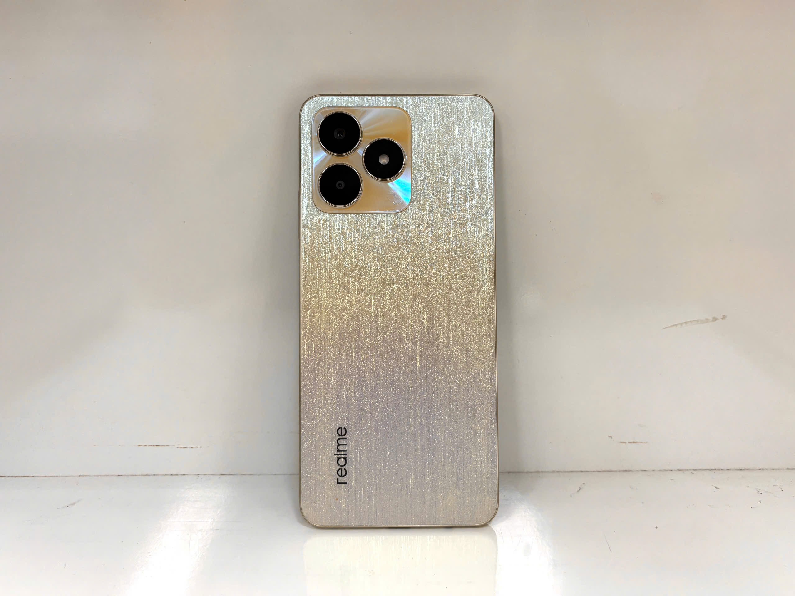 Mat-lung-dien-thoai-realme-c53