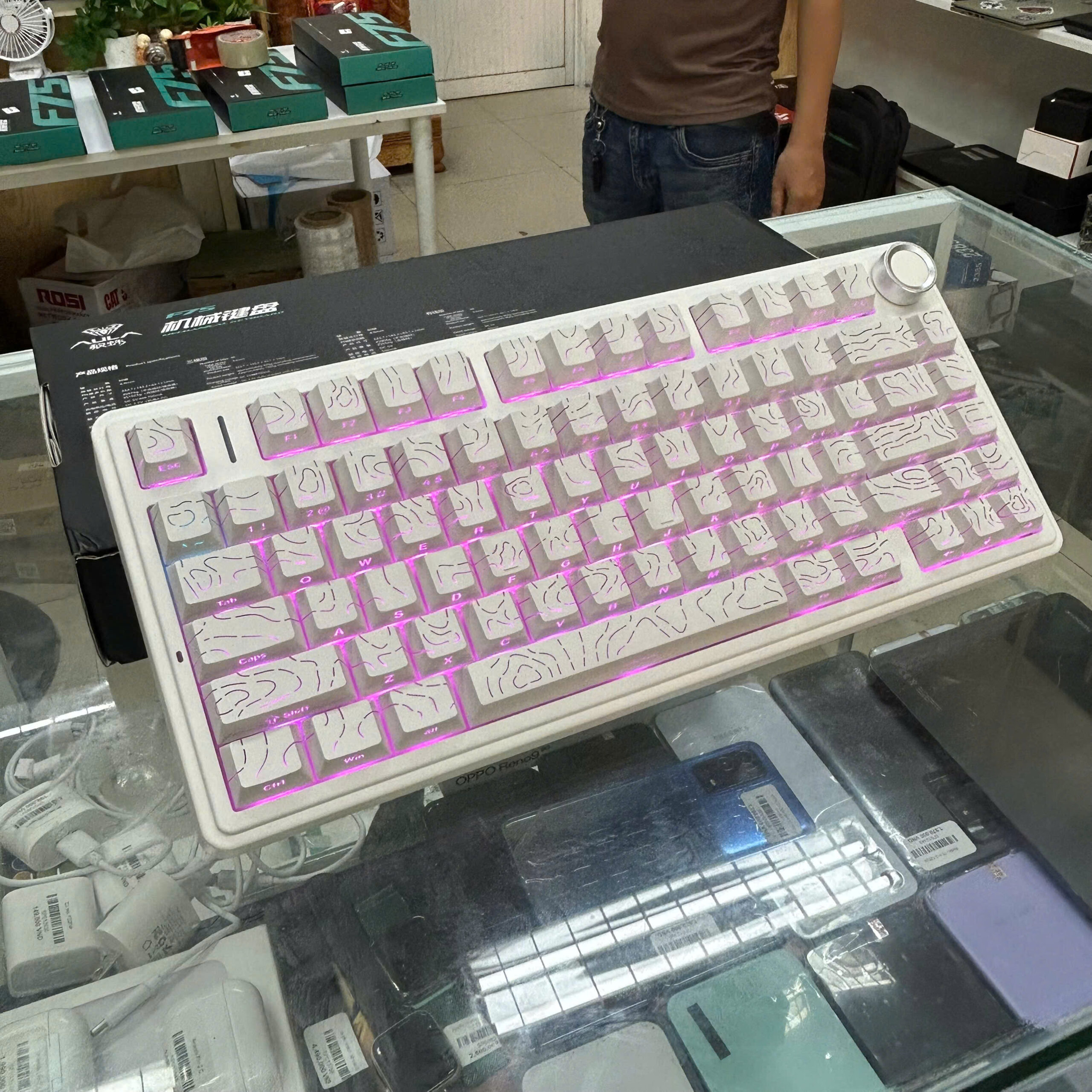 Bàn phím Aula F75 Trắng gradient tại Trường Giang